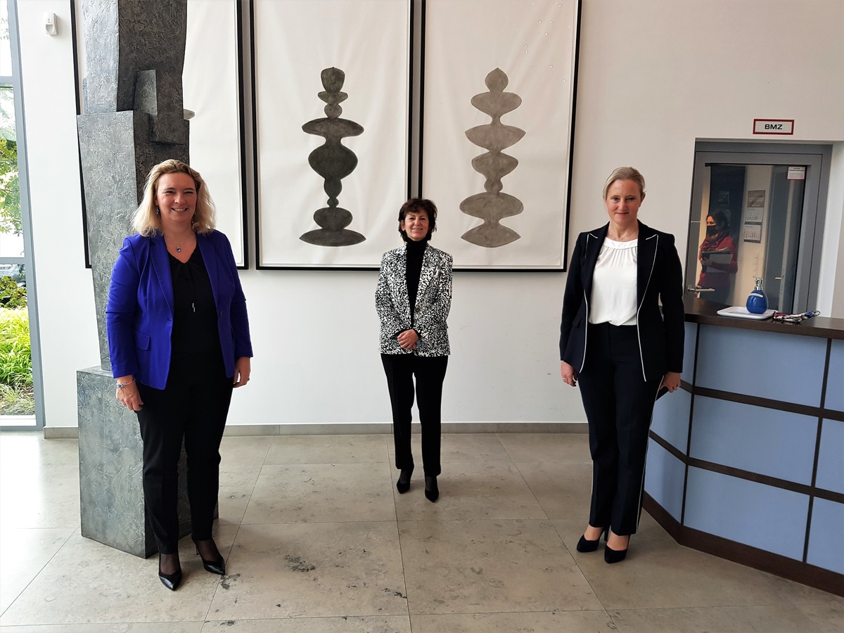 v.l.n.r: Staatsministerin Kerstin Schreyer, MdL; Karin Samusch (Vorstand Geschftsentwicklung); Britta Hamberger (Leiterin Investor Relations & Corporate Communications)