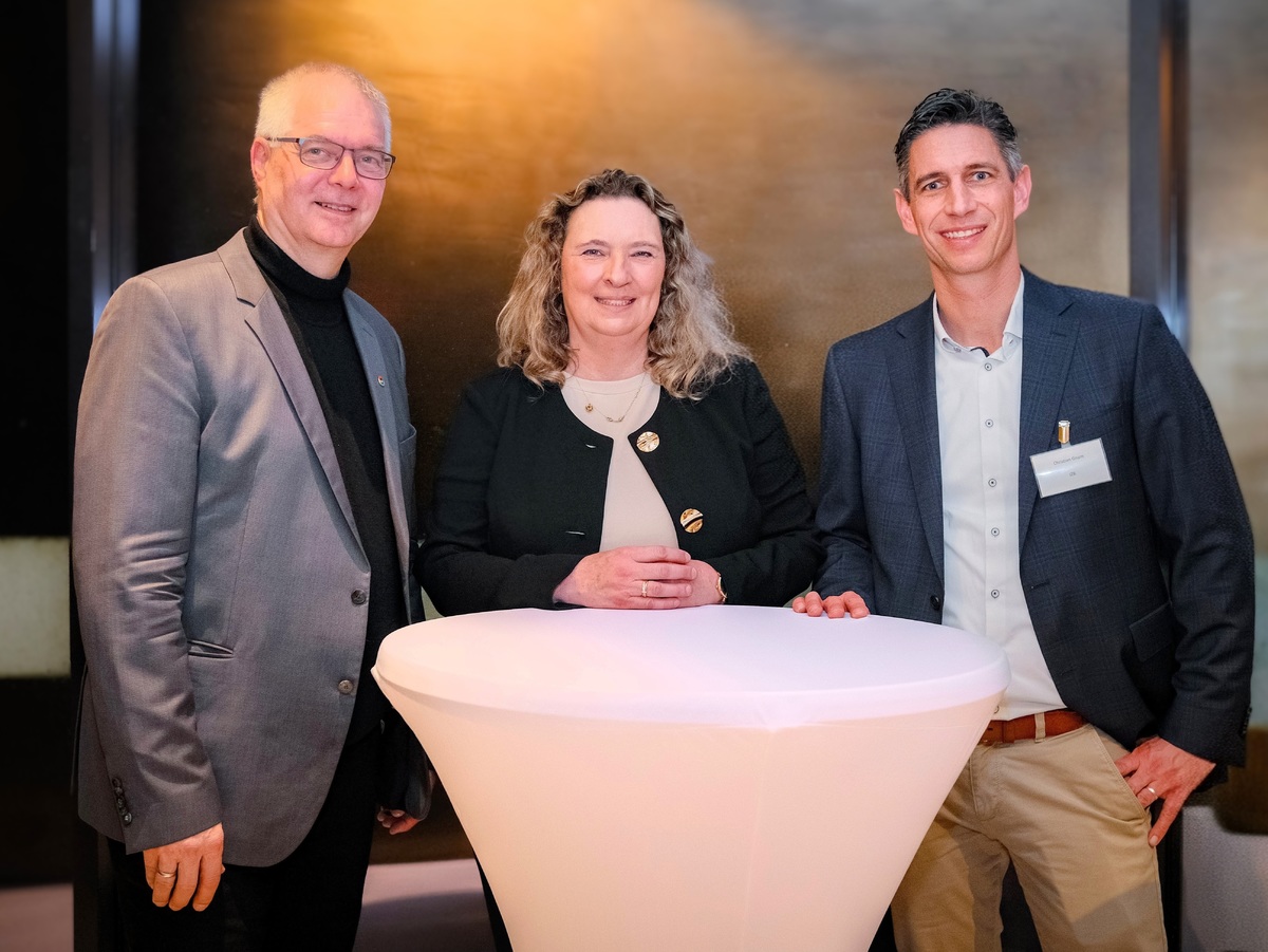 Slider: 1 | Im Faculty Club im siebten Stock der IZB Residence CAMPUS AT HOME fand der sechzehnte Wirtschaftsempfang der Landtagsabgeordneten f&uuml;r den Stimmkreis M&uuml;nchen-Land S&uuml;d, Kerstin Schreyer, statt. Eingeladen waren Unternehmerinnen und Unternehmer aus den unterschiedlichsten Branchen aus der Region. Kerstin Schreyer: &bdquo;Was f&uuml;r ein toller Abend mit 80 bunt gemischt Unternehmerinnen und Unternehmern: Vom Familienbetrieb bis hin zum Global Player ist alles vertreten!&ldquo;