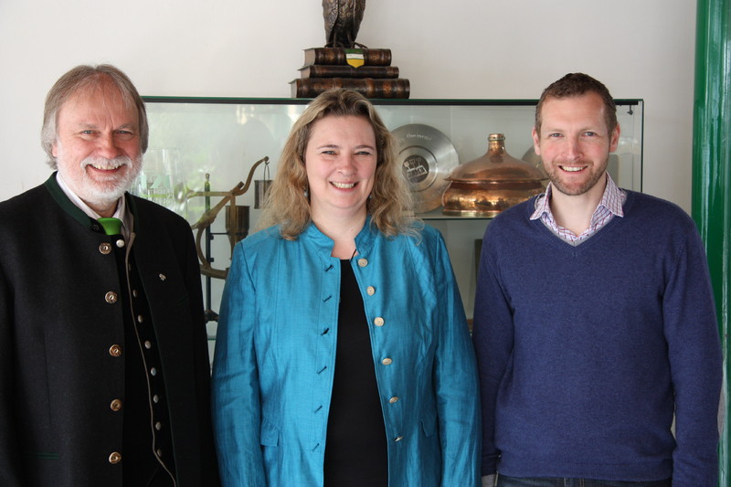 v.l.n.r. Dr. Wolfgang Stempfl (Schulleiter); Kerstin Schreyer-Stblein, MdL; Dr. Andreas Brandl (stv. Schulleiter); 